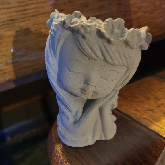 Girl mini planter (unpainted) - Picture 1 of 3